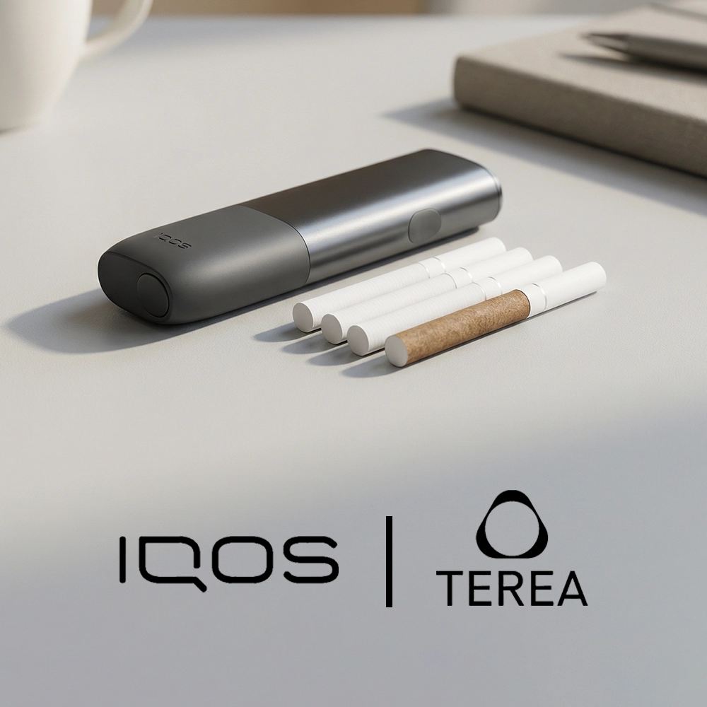 جهاز ايقوص ايلوما وان العملي بجانب زقاير تيريا، يوضح التصميم الأنيق لتقنية تسخين التبغ كبديل للسجائر.